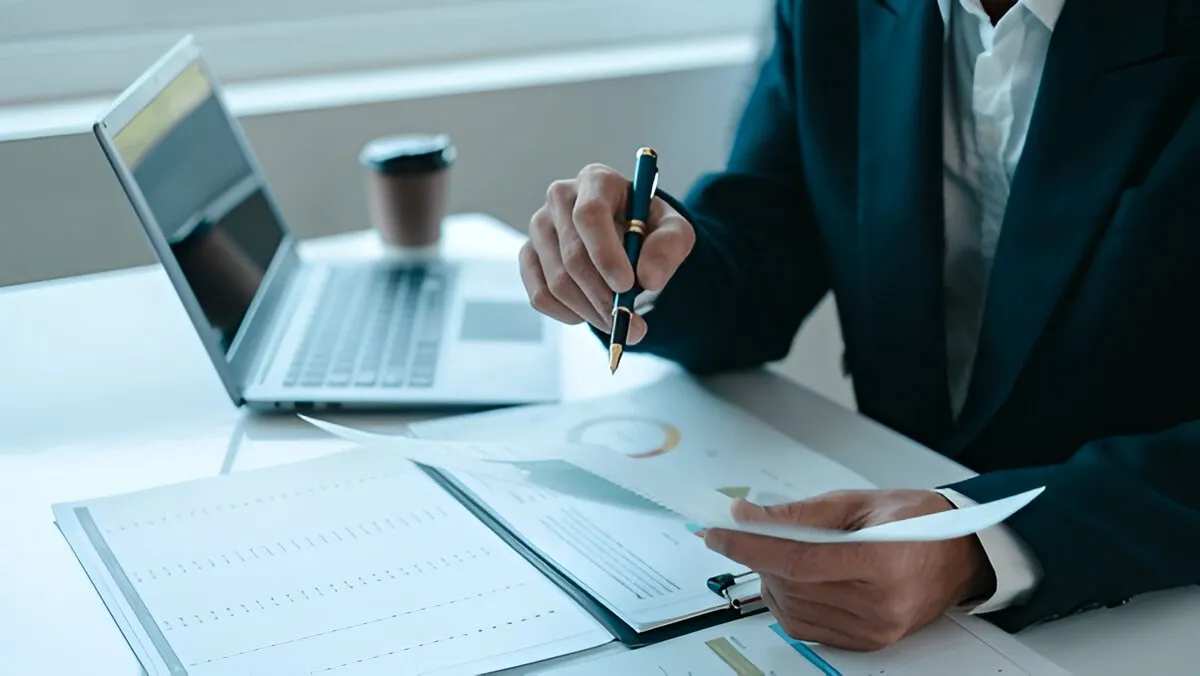 Is Technology Consulting Better Than Management Consulting? Consultant comparing technology and management consulting career paths